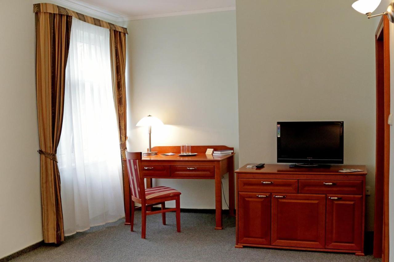 Hotel Grand Нове-Замки Экстерьер фото